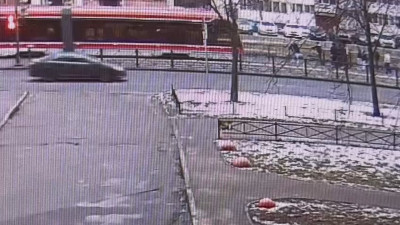 Видео: в Петербурге двое неизвестных выстрелили в лицо пассажиру трамвая