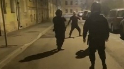 Полиция со стрельбой задержала петербуржца, размахивавшего ножами на набережной Фонтанки