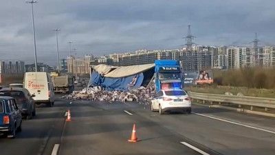 На КАД образовалась многокилометровая пробка из-за аварии с перевернувшейся фурой