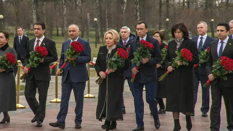 На Пискарёвском мемориальном кладбище проходит торжественная церемония возложения цветов