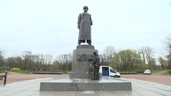 В Московском парке Победы приступили к помывке памятника Георгию Жукову
