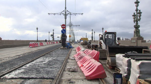 Троицкий мост закрыт для личного автотранспорта