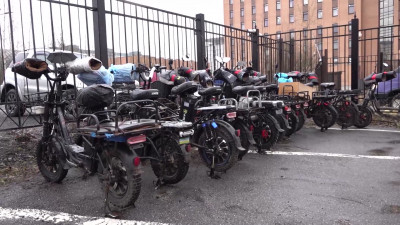 В Петербурге планируют запретить иностранцам работать курьерами и таксистами