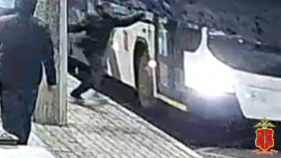 Полиция задержала пассажира, разбившего стекло троллейбуса на проспекте Ветеранов