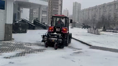 Во дворах Петербурга снег убирают почти 4 тысячи дворников