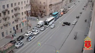 На Среднеохтинском проспекте электровелосипед столкнулся с иномаркой: байкер в больнице