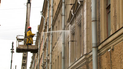 Фасады домов на Московском проспекте очищают от пыли и грязи, скопившейся после зимы