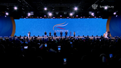 Владимир Путин принимает участие в церемонии награждения лауреатов премии «Служение»