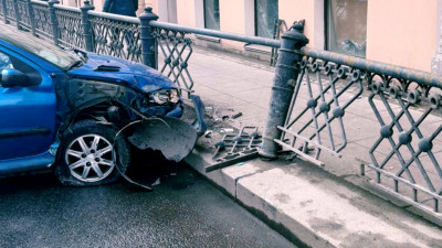 Виновника аварии на Литейном проспекте, который вылетел на тротуар и сбил мужчину с 8-летней дочкой, задержали