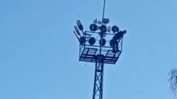 В Выборге неадекватного мужчину сняли с вышки с помощью бутылки воды