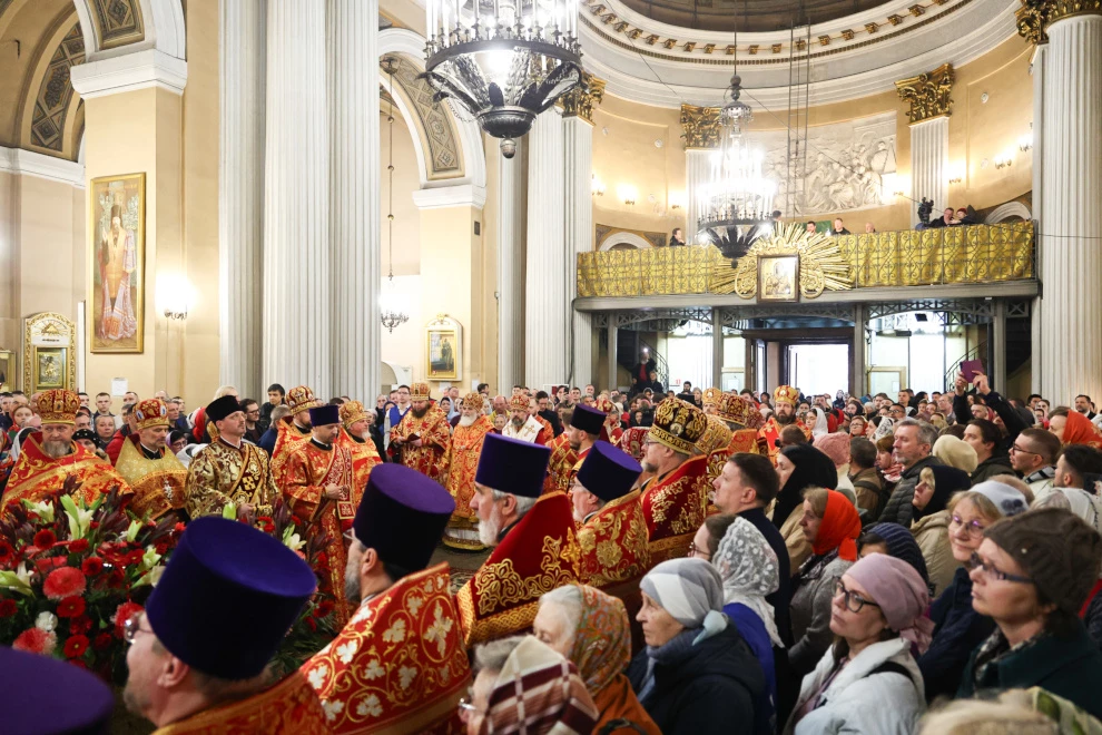Александр Беглов поздравил митрополита Варсонофия, духовенство и петербуржцев с праздником Пасхи в Александро-Невской лавре - tvspb.ru