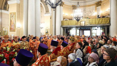 Александр Беглов поздравил митрополита Варсонофия, духовенство и петербуржцев с праздником Пасхи в Александро-Невской лавре
