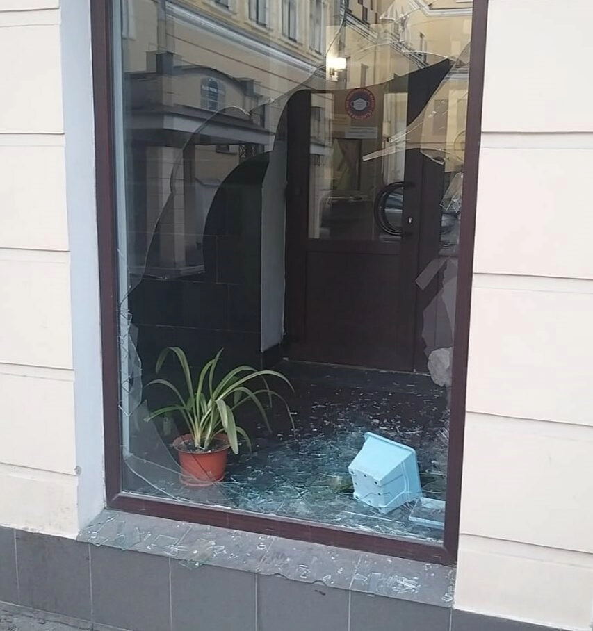 Росгвардейцы задержали хулигана, бросившего урну в окно бизнес-центра на Загородном проспекте - tvspb.ru