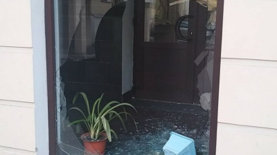 Росгвардейцы задержали хулигана, бросившего урну в окно бизнес-центра на Загородном проспекте