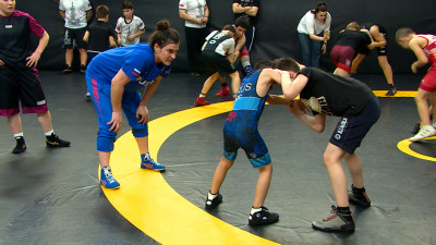 Олимпийская чемпионка по вольной борьбе Наталья Воробьева провела мастер-класс для юных спортсменов из Петербурга