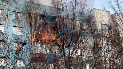 Видео: В доме на улице Кораблестроителей полыхает квартира
