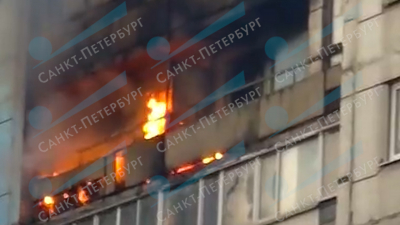 Видео: Пожарные тушат квартиру в доме на улице Кораблестроителей – пламя прорывается на соседние балконы