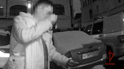 При встрече со спецназовцами москвич случайно уронил наркотики, пока доставал документы