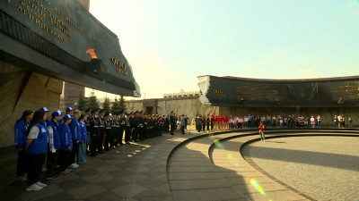 У монумента героическим защитникам Ленинграда состоялся митинг-концерт в честь юбилея Великой Победы