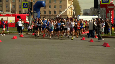 Легкоатлетический пробег в Петербурге, посвященный пожарным, погибшим при исполнении служебного долга, собрал почти тысячу участников