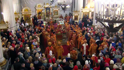 В Свято-Троицком соборе Александро-Невской лавры окончилась Пасхальная золотая вечерня