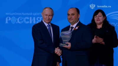 Путин в Наццентре «Россия» наградил победителя премии «Служение»