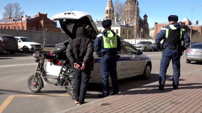 Полиция Петербурга выявила около тысячи курьеров–нелегалов, изъяв почти 2,5 тысячи электровелосипедов
