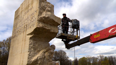 В Таврическом саду от грязи и пыли очистили монумент, созданный в память о героизме ленинградских пионеров