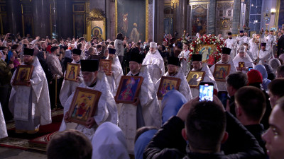 Множество петербуржцев приняли участие в пасхальном крестном ходе у Казанского собора
