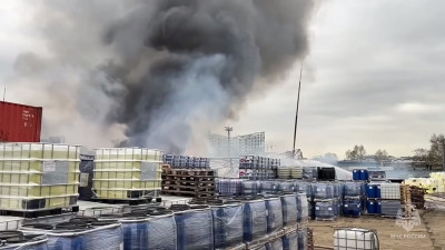 Роспотребнадзор взял пробы воздуха у горящего склада в Дизельном проезде