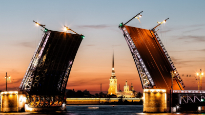 «На разведенном мосту»: на Неве и двух ее рукавах завершилась навигация в ночь на 30 ноября