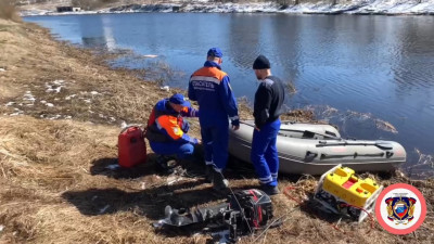 Спасатели и волонтеры три недели ищут мальчика, который провалился под лед на реке Тосна