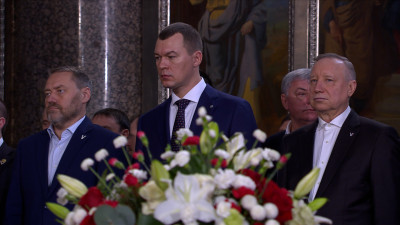 Александр Беглов и Александр Бельский посетили Пасхальное богослужение в Казанском соборе