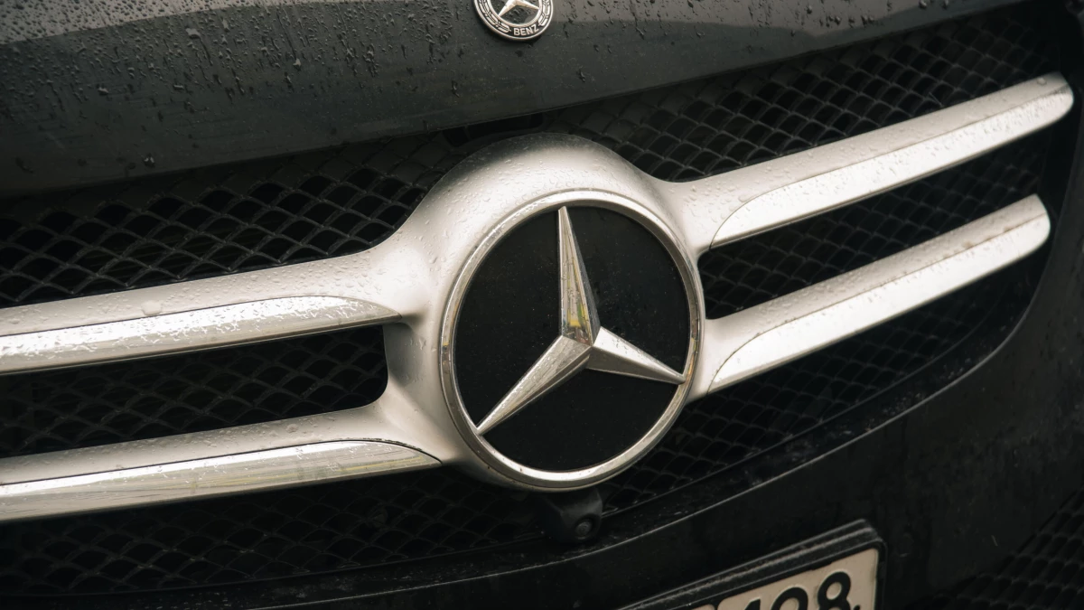 На Рубинштейна водитель Mercedes сбила пешехода и попыталась скрыться - tvspb.ru