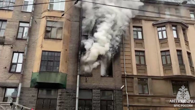 Сильный пожар охватил квартиру на Исполкомской улице — видео