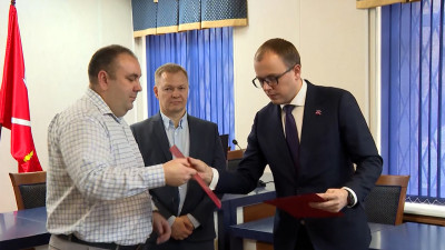 Мужчин, которые помогли ребенку спастись из горящей квартиры, наградили медалями «За спасение на пожаре»