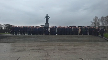 Александр Беглов, Валентина Матвиенко и Вячеслав Володин возложили цветы и венки к монументу «Мать Родина»