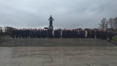 Александр Беглов, Валентина Матвиенко и Вячеслав Володин возложили цветы и венки к монументу «Мать Родина»