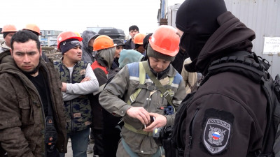 Полиция внезапно нагрянула на стройку и крупный мусорный полигон под Петербургом для проведения рейда