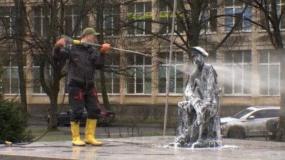 Утренний душ приняли городские скульптуры: отмыли памятник Юнгам Балтики