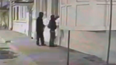 Полицейские задержали токаря завода, который расписывал фасады домов в Петроградском районе рекламой наркотиков