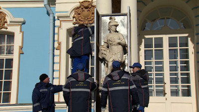 Парковые скульптуры Царского Села начали освобождать от зимних футляров