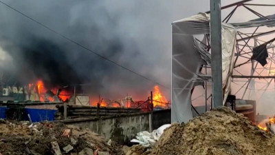 Спасатели более 6 часов тушили пожар на складе в Дизельном проезде