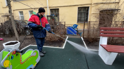 В рамках месяца благоустройства в Кировском районе провели уборку внутриквартальных территорий