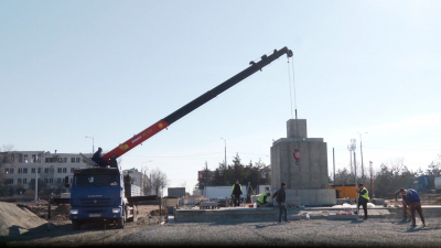 Стелу ко Дню Великой Победы возводят в Мариуполе петербургские строители