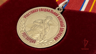 Служившего в зоне СВО священника собора Живоначальной Троицы наградили медалью Росгвардии