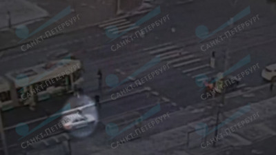 Автомобиль сбил вышедшую из трамвая девушку на Наличной улице