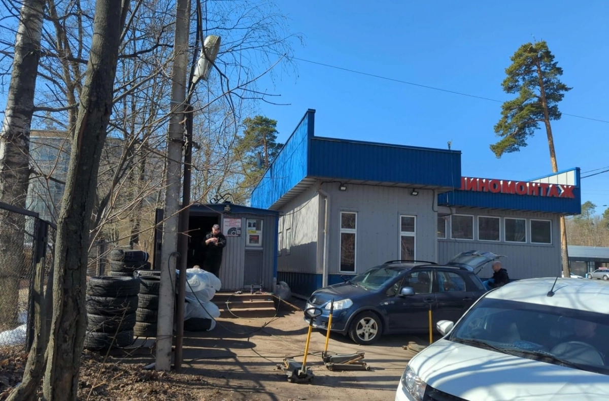 На Лиственной улице начали сносить незаконный автосервис - tvspb.ru