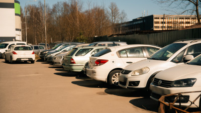 Нарушителей дворовой парковки в Петербурге стало меньше