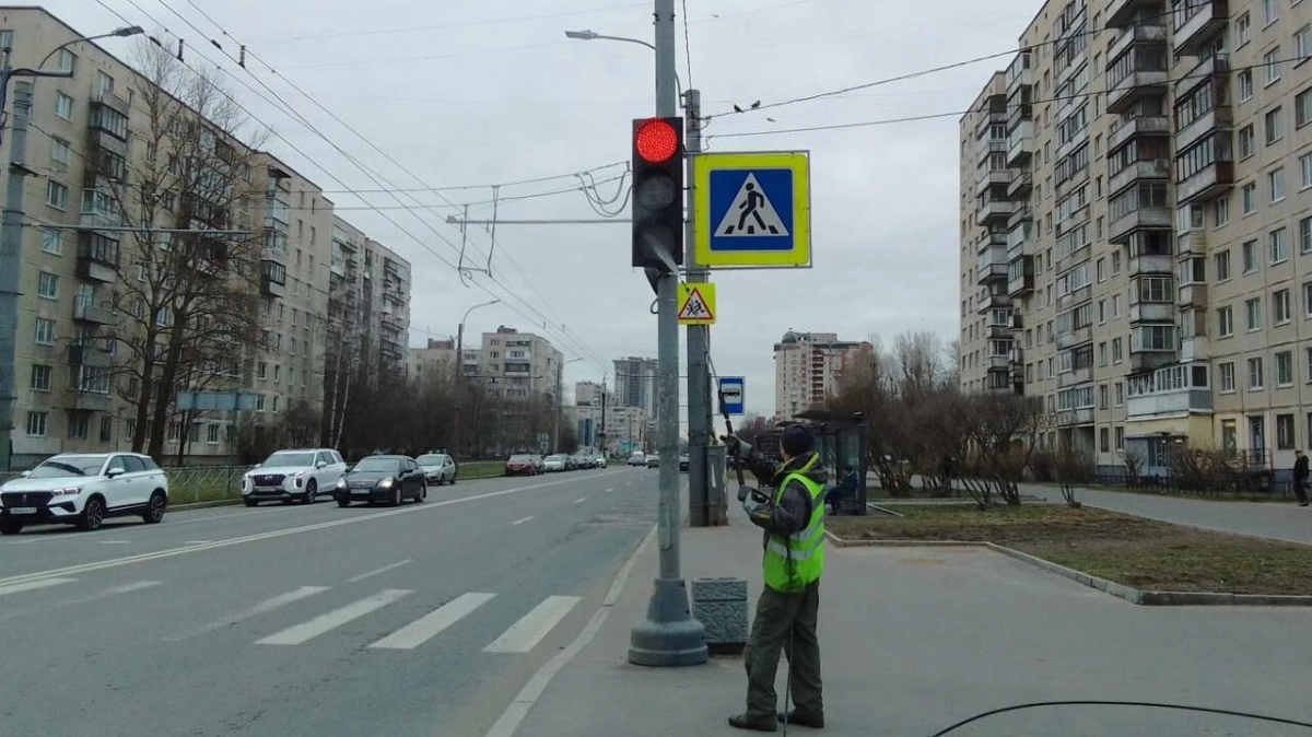 В Петербурге приступили к весенней чистке светофоров и дорожных знаков - tvspb.ru